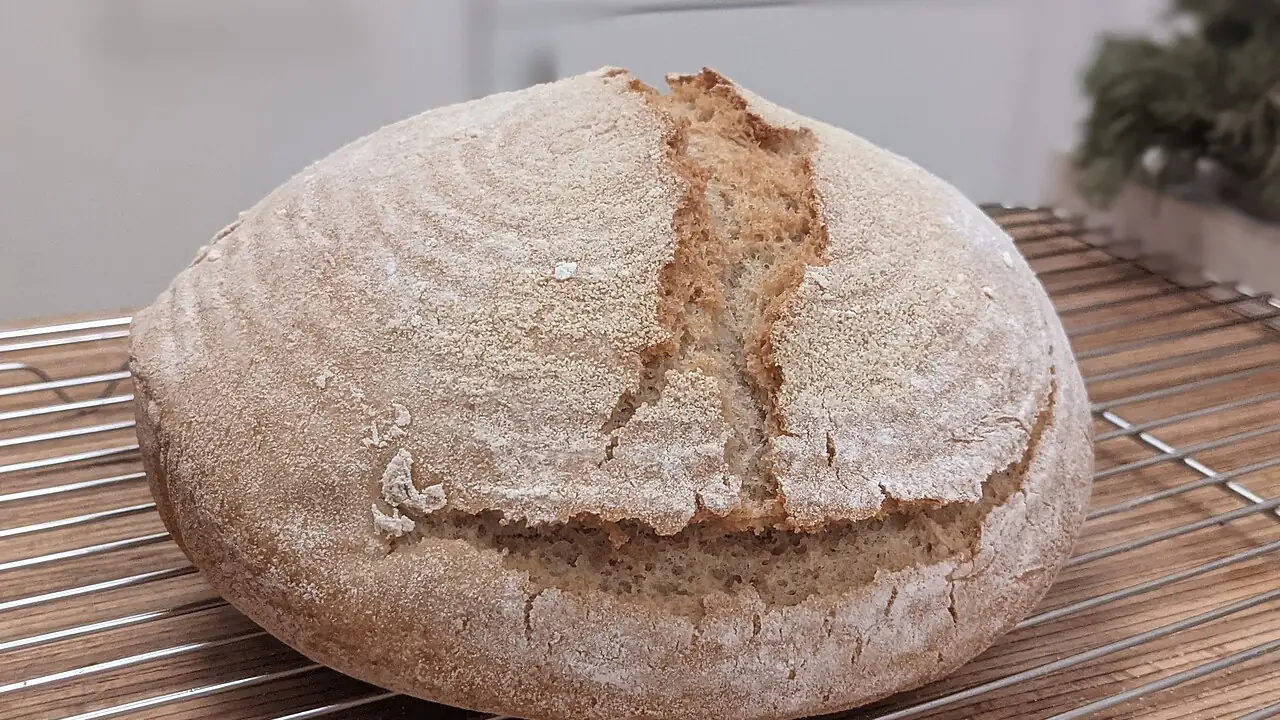 Miche farinée sur une grille
